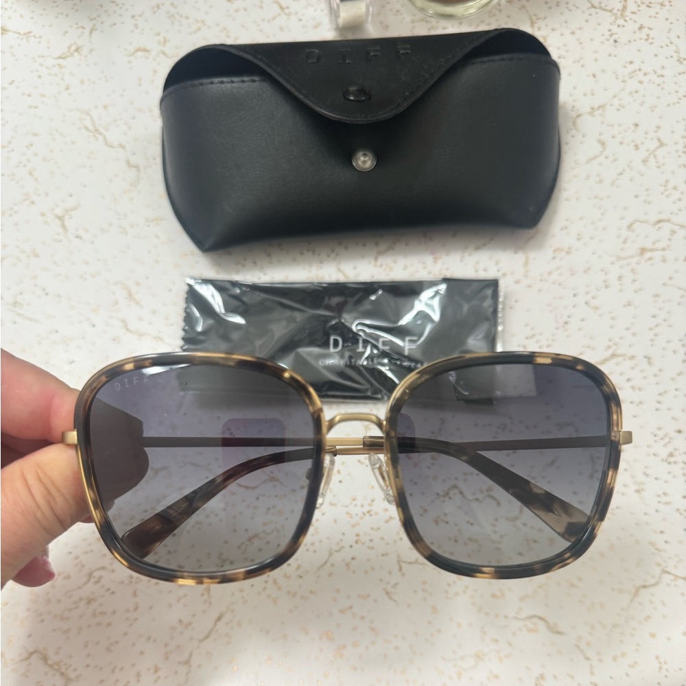 Brand new, never worn Genevieve DIFF sunglasses
